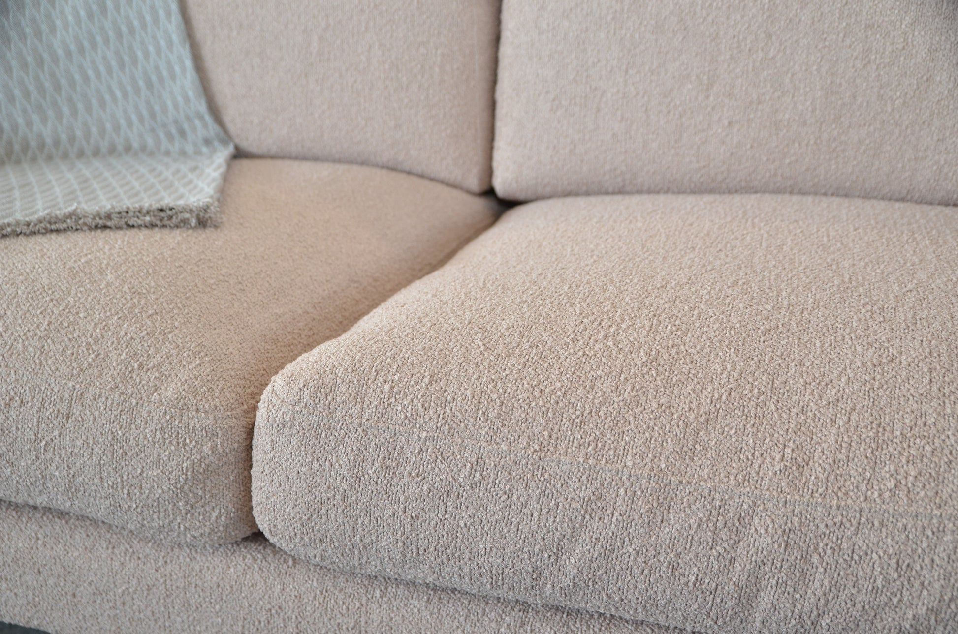 Vaaleanpunainen sohva lähikuva