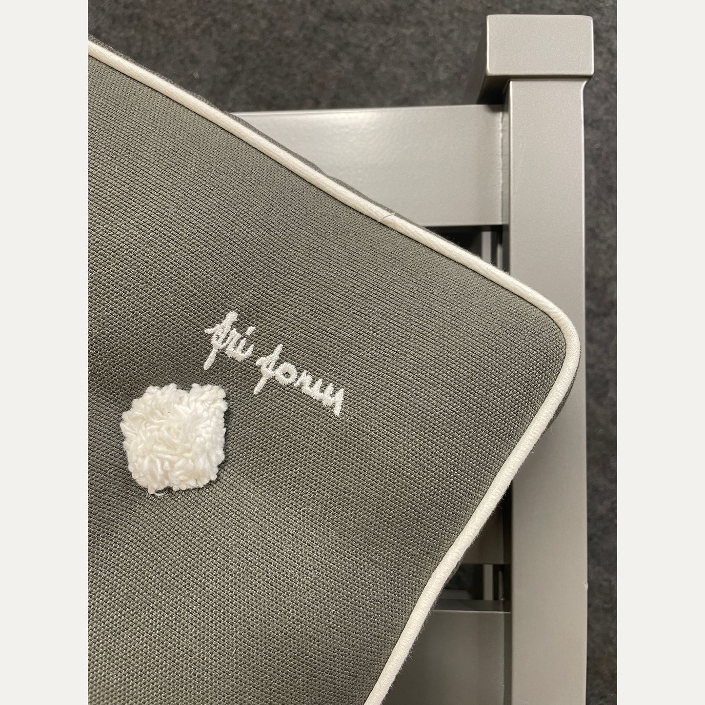 Alumiinituoli ulkokäyttöön, harmaa + istuintyyny