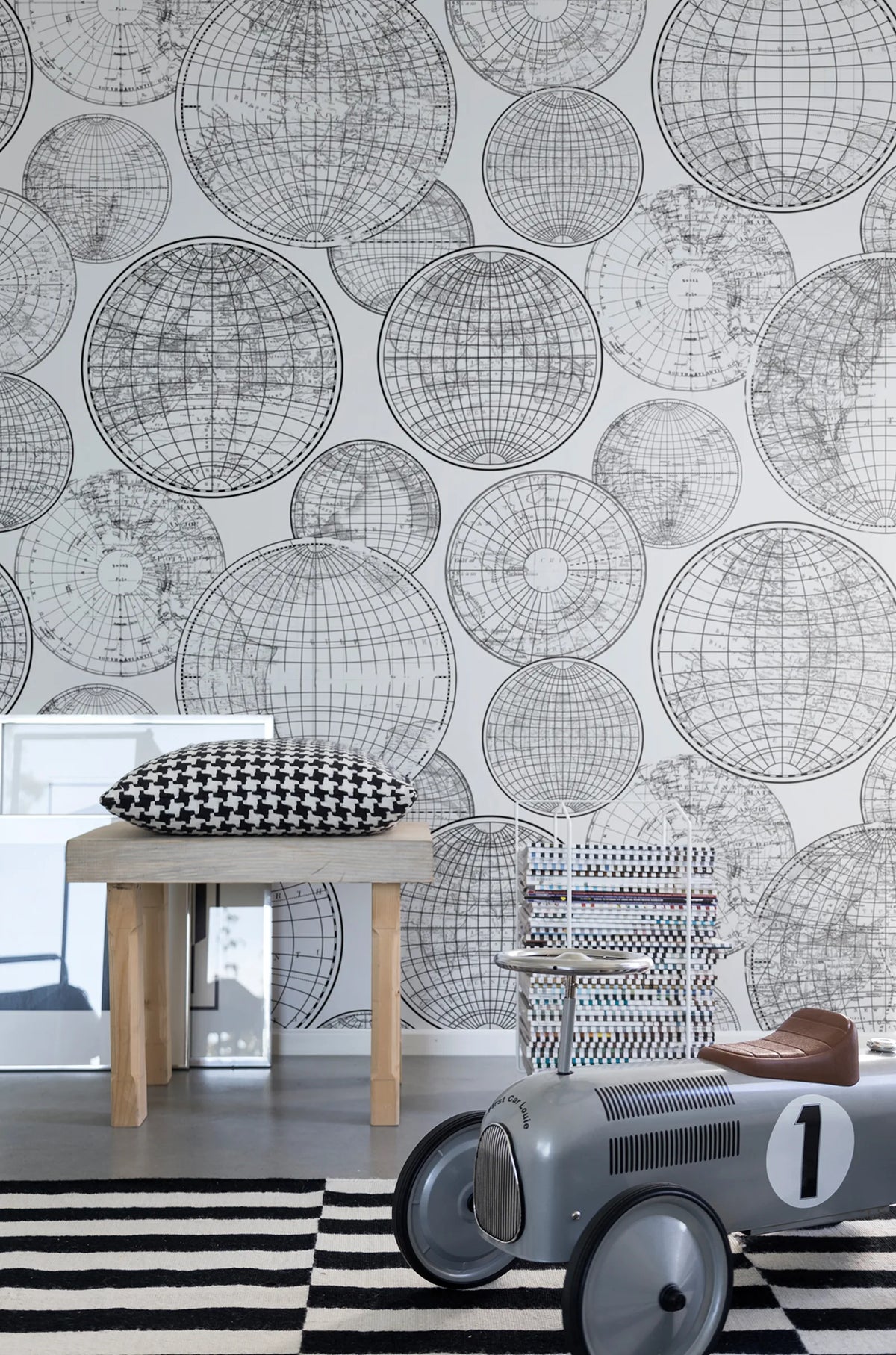Tapetti Globes Gathering, Black and White