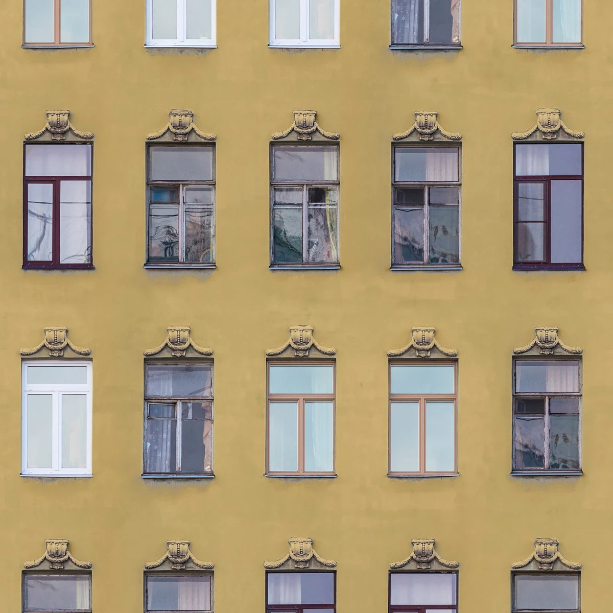 Tapetti Window Row, Saffron Street