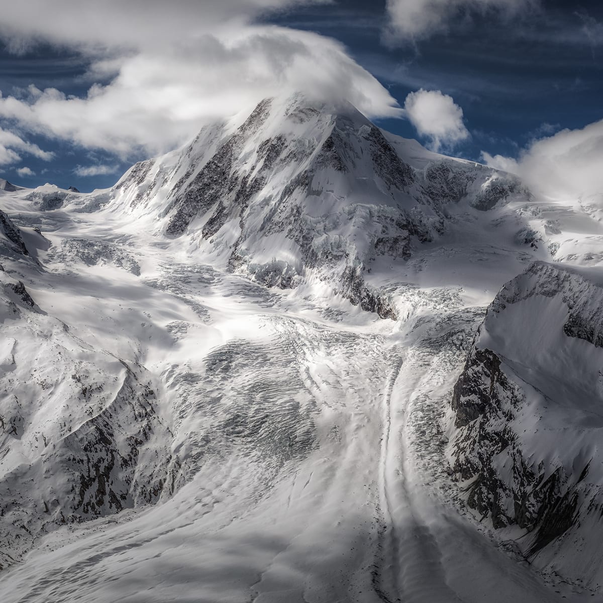 Tapetti Cloudy Mountains