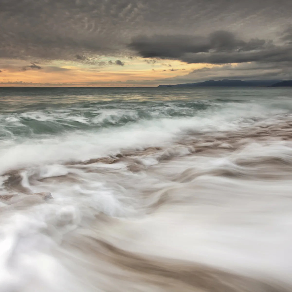 Tapetti Dramatic Waves